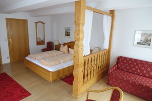 Comfort-Zimmer | Schreibtisch, kostenlose Babybetten, kostenloses WLAN, BettwÀsche