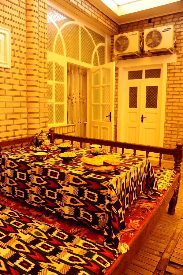 فطور من الأطباق المحلية مجانًا يوميًا