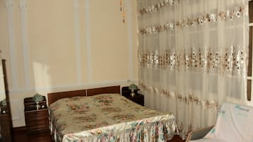 Escritorio, sistema de insonorización y tabla de planchar con plancha