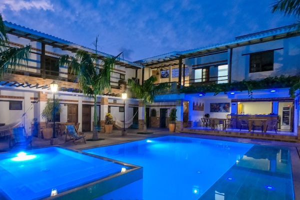 Utomhuspool med öppettider 08.30 till 21.00, och solstolar