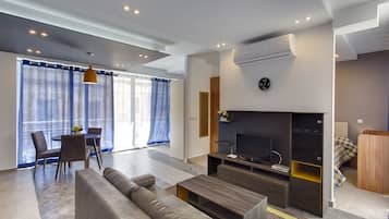 Leilighet (1 Bedroom) | Oppholdsområde | En 40-tommers TV med kabel-kanaler