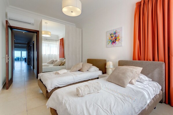 3 chambres, espace de travail pour ordinateurs portables