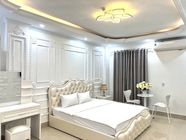 Deluxe Double Room | Minibar, desk, blackout drapes, soundproofing - Noi Bai Ville Airport Hotel (Hanoi)