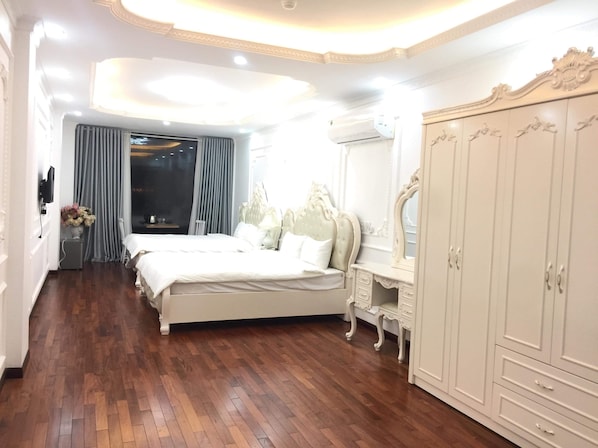 Quarto quádruplo luxo | Frigobar, escrivaninha, cortinas blackout, quartos à prova de som