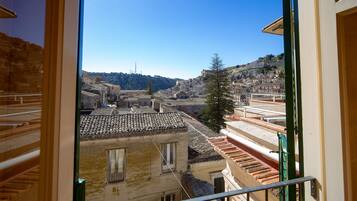 Quadrupla Deluxe, 1 camera da letto, terrazzo, vista città | Biancheria da letto di alta qualità, copriletto in piuma, una scrivania