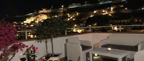 Deluxe-Vierbettzimmer, 1 Schlafzimmer, Terrasse, Stadtblick | Terrasse/Patio