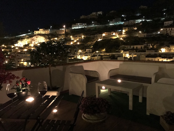 Deluxe-Vierbettzimmer, 1 Schlafzimmer, Terrasse, Stadtblick | Terrasse/Patio
