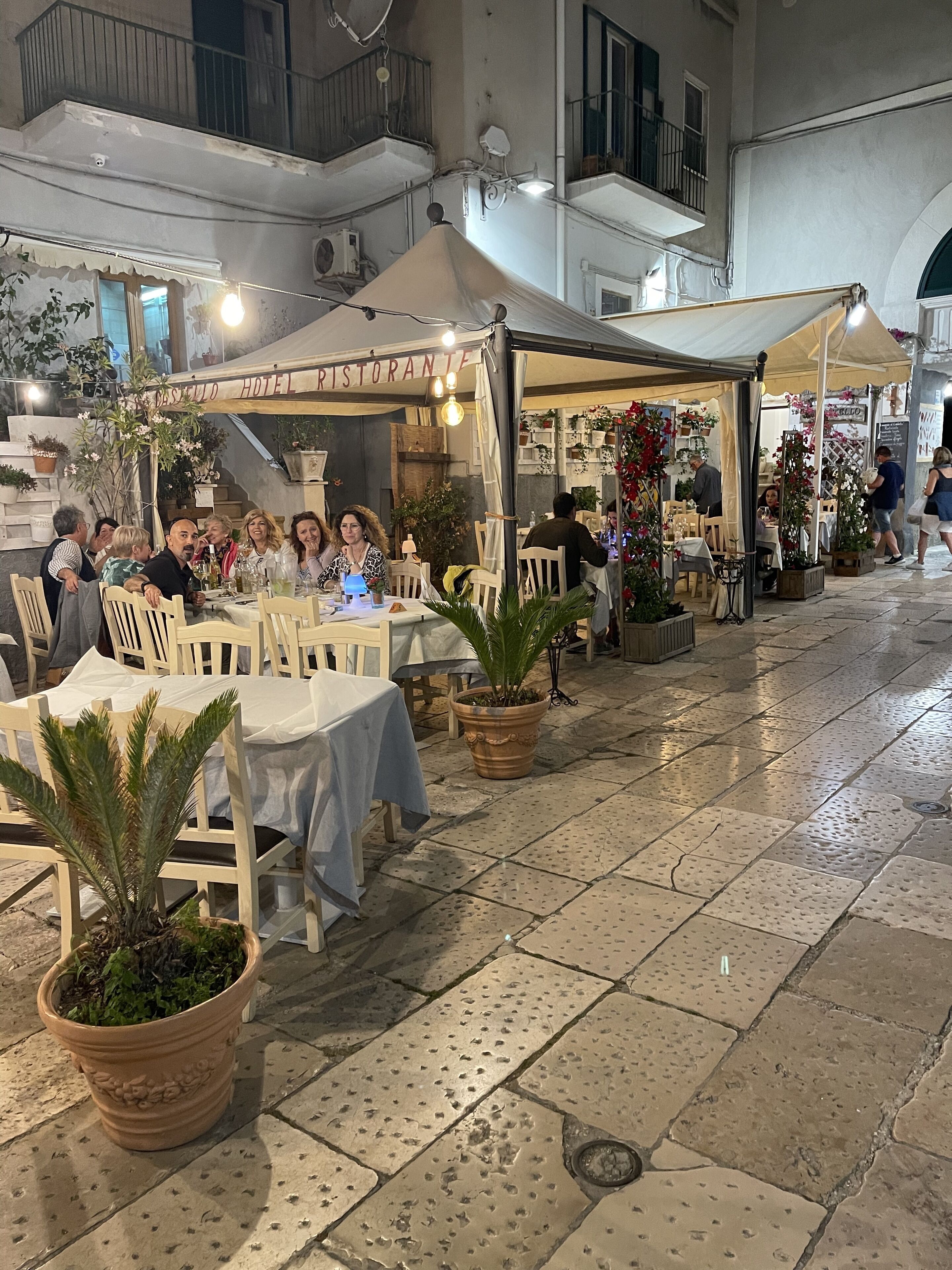 Serveert lunch en diner, Italiaanse gerechten