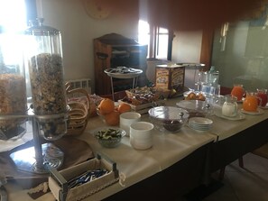 Tägliches Frühstücksbuffet (5.00 EUR pro Person)