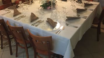 Melayani makan siang dan makan malam dengan sajian masakan Italia