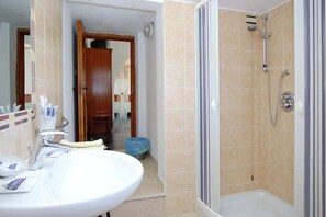 Chambre Triple, balcon, vue mer | Salle de bain