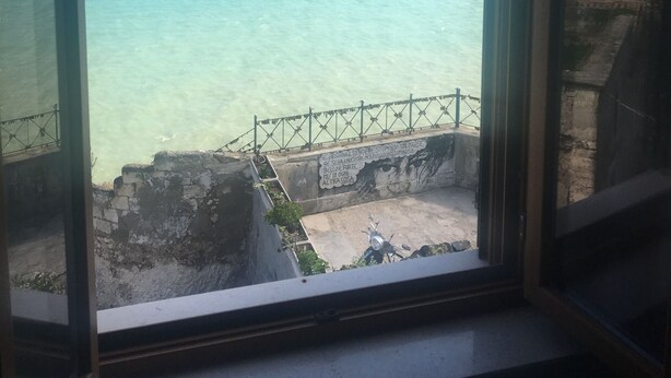 A view from a window overlooking a turquoise sea with a clear sky. - Locanda Al Castello (Peschici)