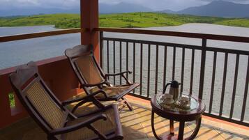 Luxe villa, uitzicht op meer | Uitzicht vanaf balkon