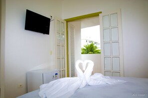 Comfort Suite, Pool View | Premium bedding, free WiFi, bed sheets - Pousada Martim Pescador (Ubatuba)
