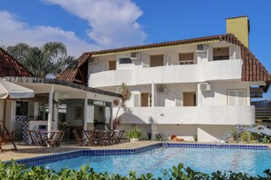 Outdoor pool - Pousada Martim Pescador (Ubatuba)