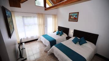 Kamar Double, kamar mandi umum | Tirai kedap cahaya dan setrika/meja setrika