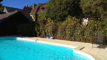 Kolam renang outdoor musiman, dengan kursi berjemur