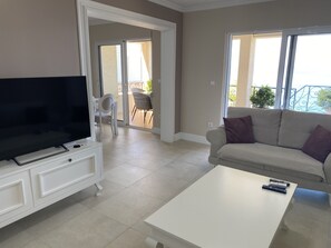 Comfort Apartment, 2 Bedrooms | Ruang tamu | TV 