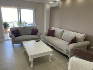 Comfort Apartment, 2 Bedrooms | Ruang tamu | TV 