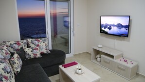 Escritorio, tabla de planchar con plancha, wifi gratis y ropa de cama 