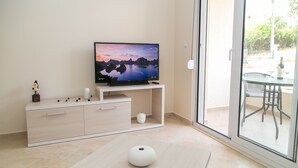 Escritorio, tabla de planchar con plancha, wifi gratis y ropa de cama 