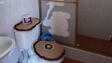 Habitación cuádruple básica, varias camas, no fumadores | Baño | Ducha, artículos de higiene personal gratuitos y toallas