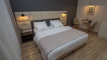 Deluxe Triple Room, 1 King Bed, Non Smoking, City View | Premium bedding, minibar, in-room safe, desk