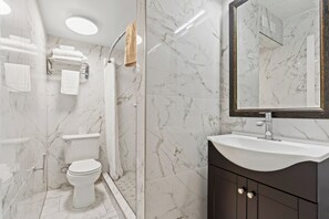 Combined shower/tub, free toiletries, towels