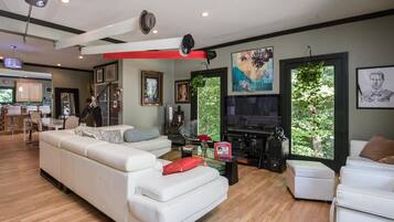 House, Multiple Beds, Accessible, Non Smoking | Living area | Flat-screen TV