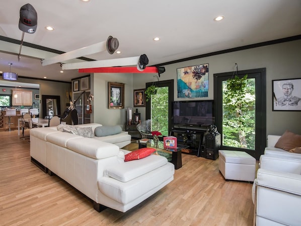 House, Multiple Beds, Accessible, Non Smoking | Living area | Flat-screen TV