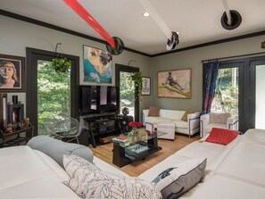 Ferienhaus, Mehrere Betten, barrierefrei, Nichtraucher | Wohnbereich | Flachbildfernseher