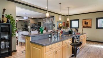 Daily cooked-to-order breakfast (USD 25 per person)