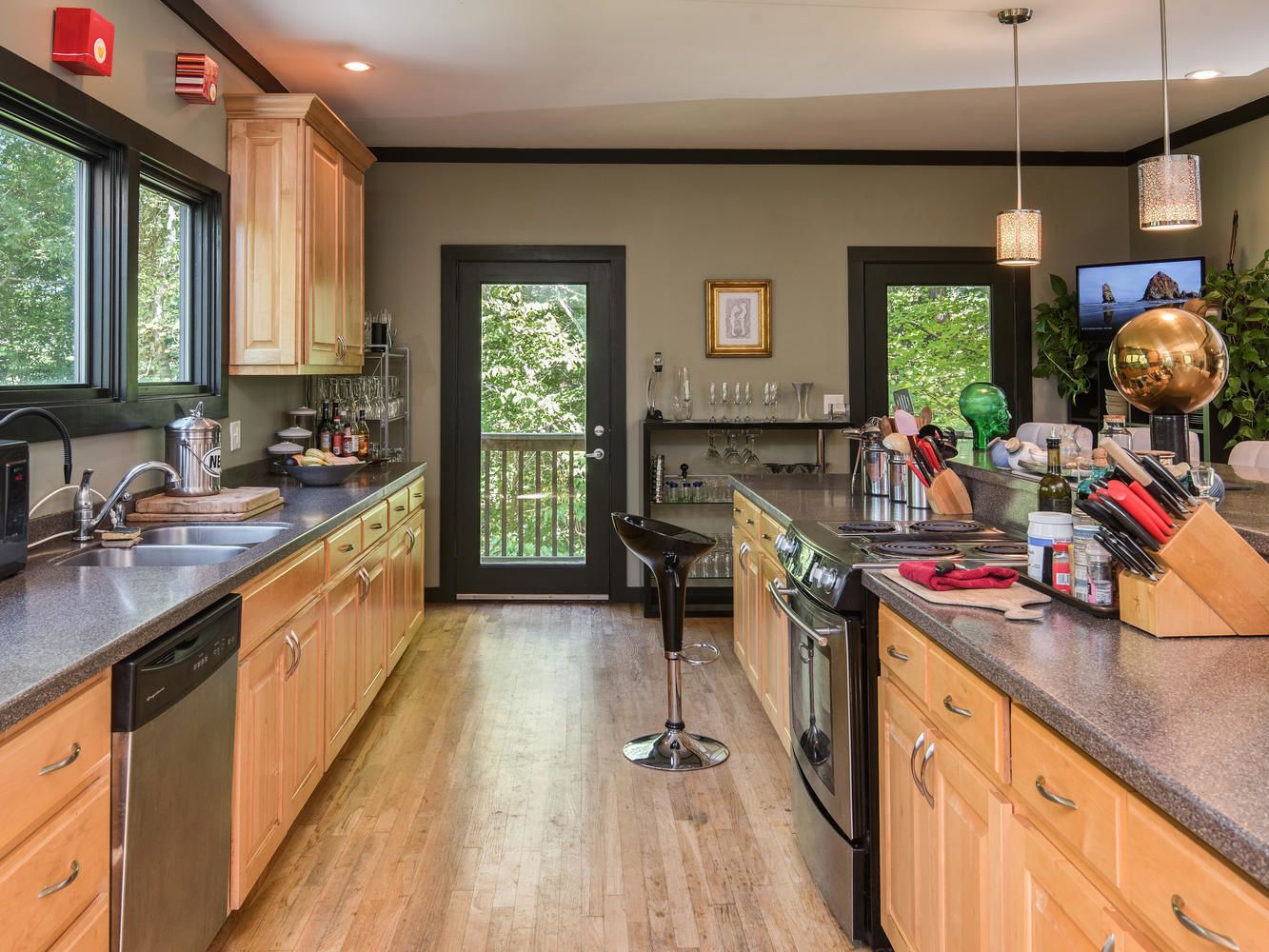 House, Multiple Beds, Accessible, Non Smoking | Private kitchen | Fridge, microwave, oven, stovetop