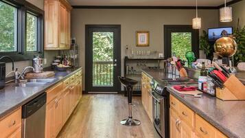 House, Multiple Beds, Accessible, Non Smoking | Private kitchen | Fridge, microwave, oven, stovetop