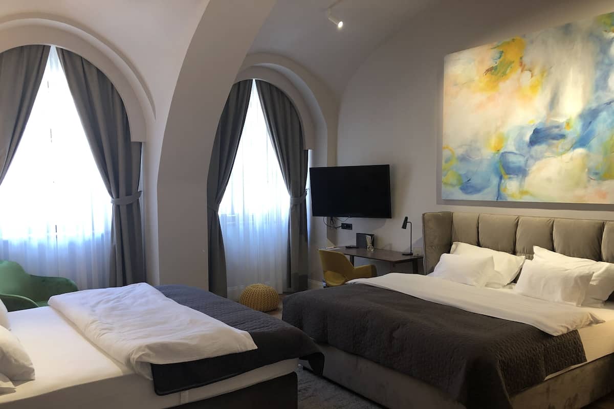 Deluxe Double or Twin Room | Hypo-allergenic bedding available, Select Comfort beds, minibar