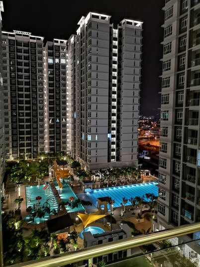 J&J Vacation Home at Parkland Residences