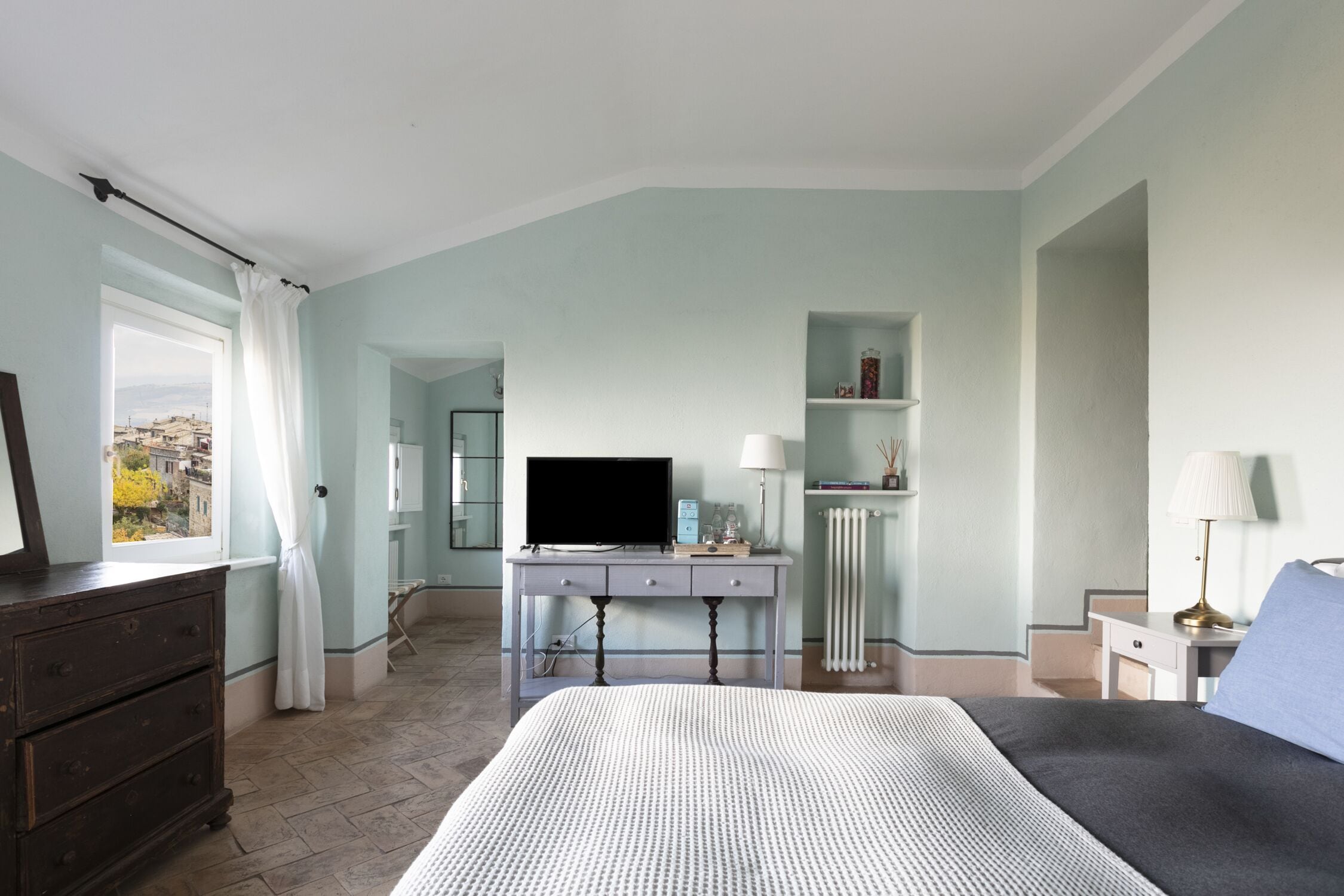 Quarto casal luxo, 1 cama Queen, para não fumantes, vista para o vinhedo | Escrivaninha, cortinas blackout, ferros/tábuas de passar roupa