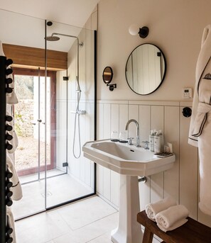Family Suite | Bathroom | Free toiletries, hair dryer, bathrobes, slippers - Domaine De Locguénolé & Spa (Kervignac)