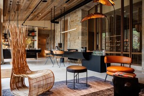 Cocktail bar, nhìn ra biển, mở cửa hàng ngày 