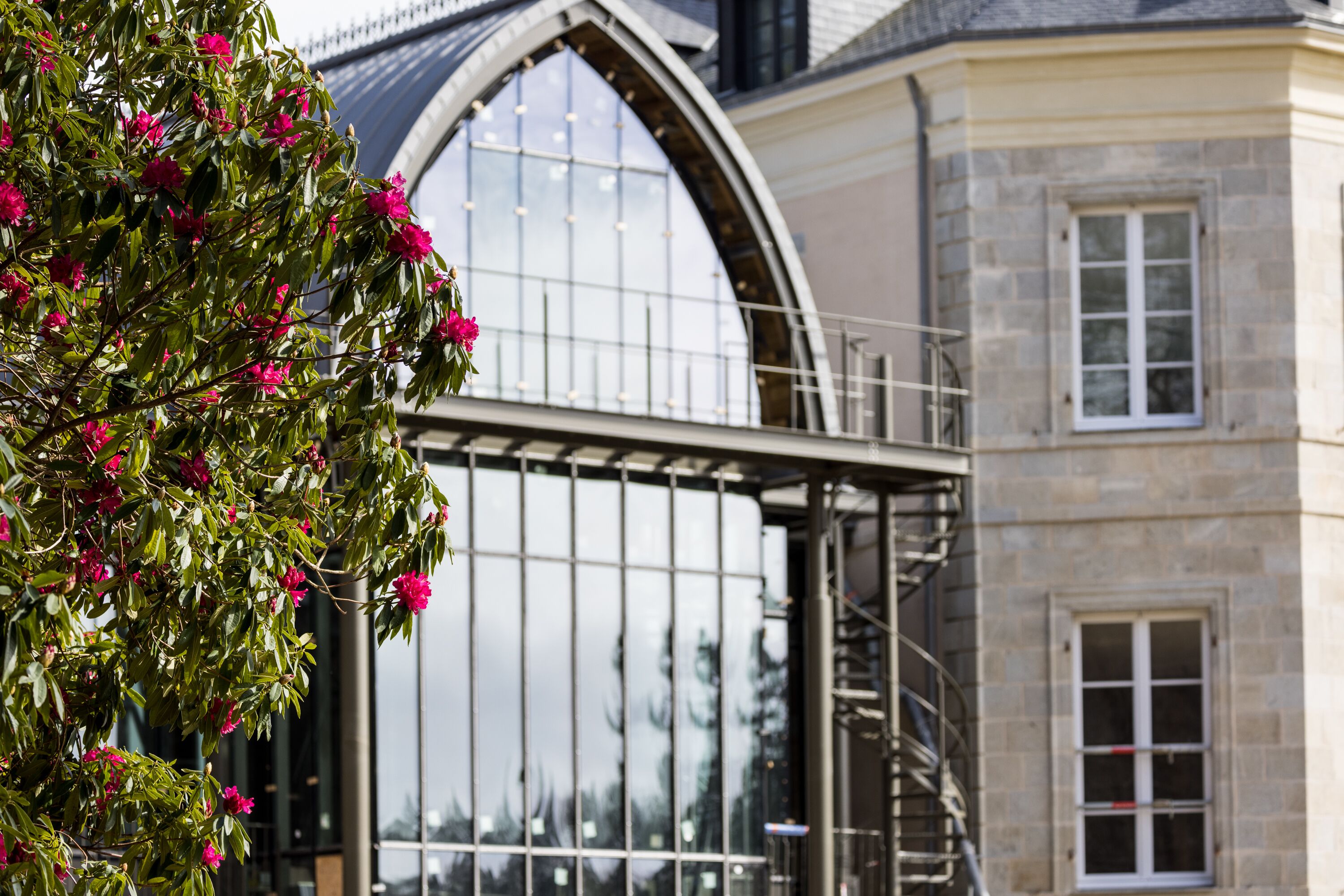 2 restaurants, breakfast, lunch, dinner served; french cuisine