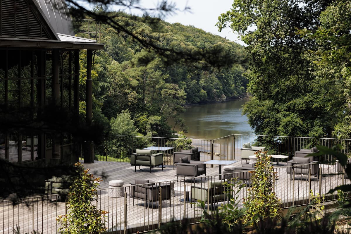 2 restaurants, breakfast, lunch, dinner served; french cuisine