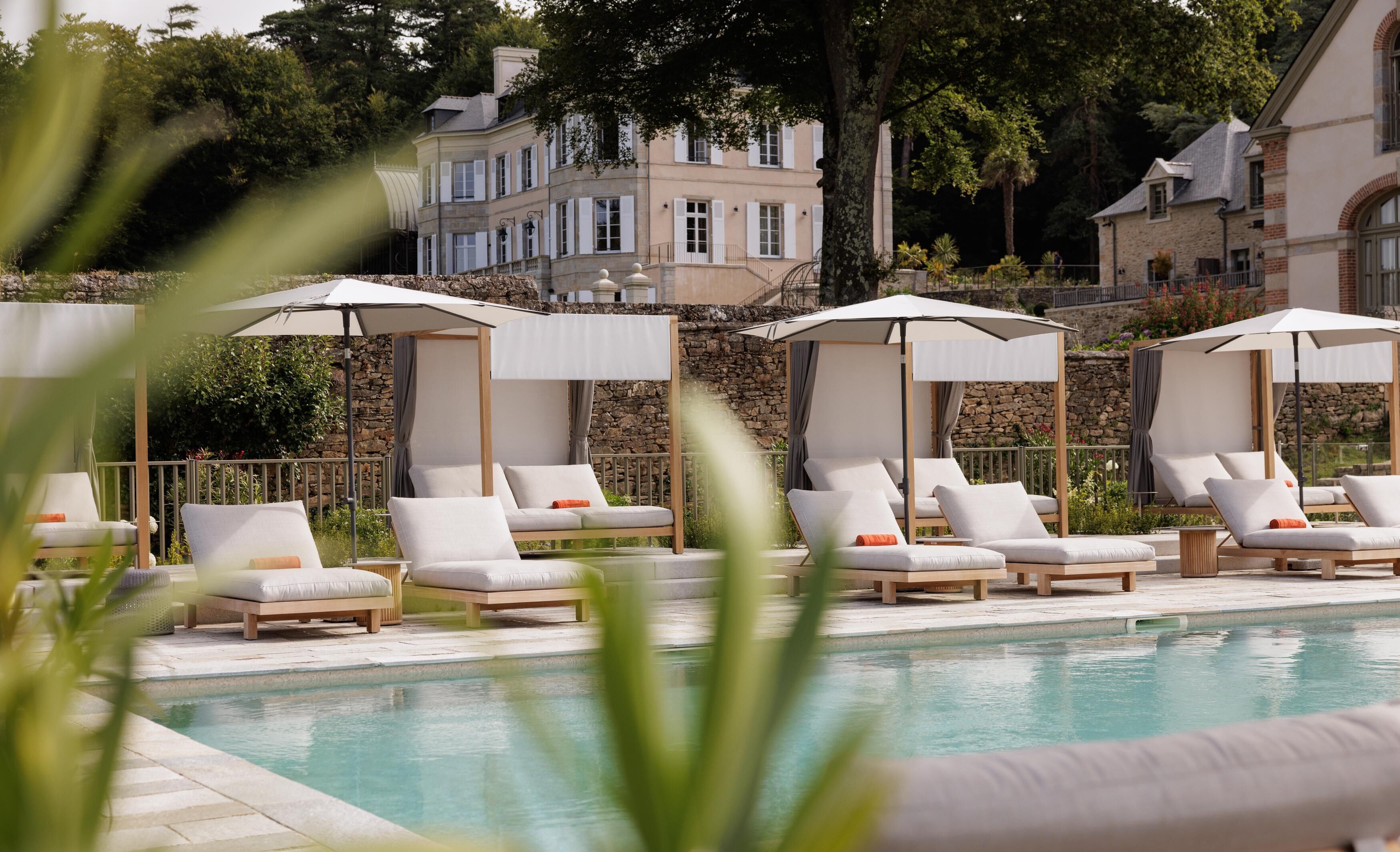 실내 수영장, 시즌별로 운영되는 야외 수영장, 09:00 ~ 20:00 오픈, 수영장 파라솔, 일광욕 의자