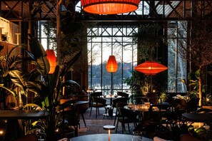 2 restauranter, frokost, lunsj og middag serveres, franske retter