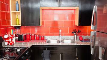 Full-sized fridge, microwave, oven, stovetop