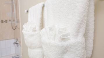 Combined shower/tub, free toiletries, hair dryer, towels