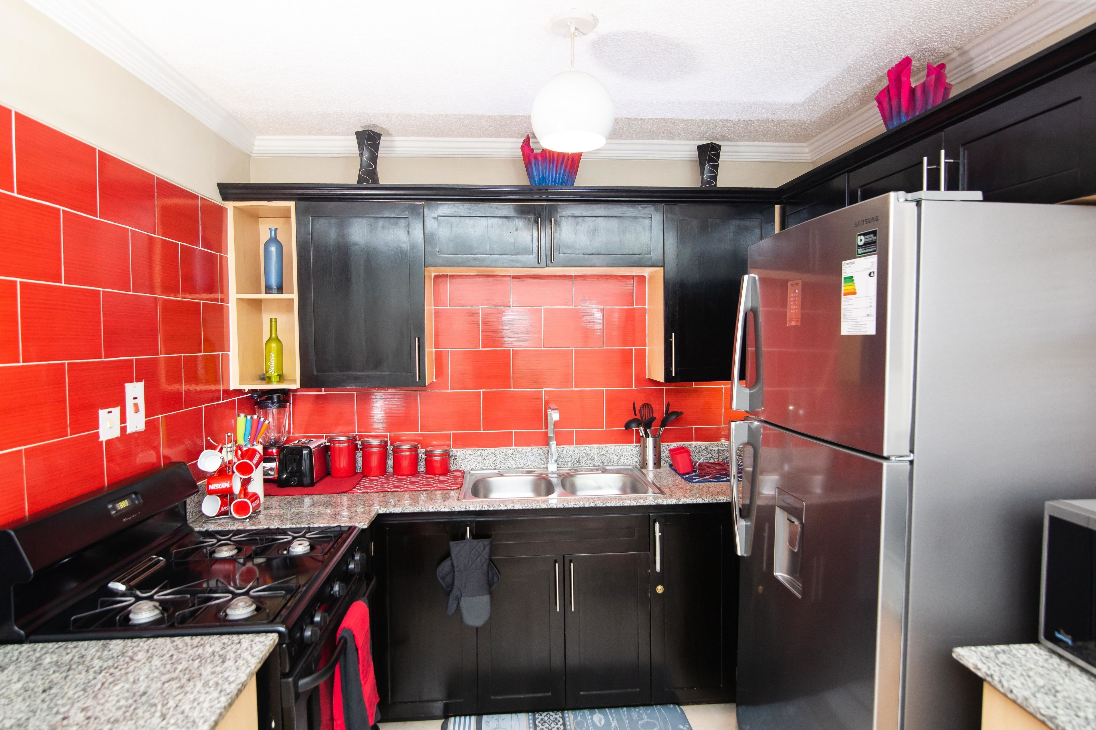 Full-sized fridge, microwave, oven, stovetop