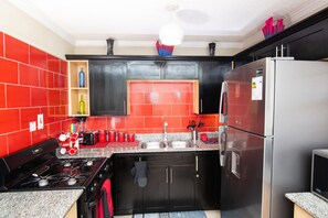 Refrigerador con congelador, microondas, horno y parrilla de estufa 