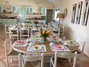 Desayuno buffet todos los días (con cargo) 