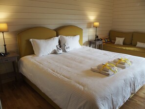 Premium bedding, minibar, individually decorated, individually furnished - Ktima Noosfera wellness & retreat center (Xylokastro-Evrostina)
