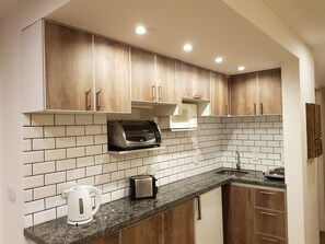 Apartemen, 2 kamar tidur | Dapur pribadi | Lemari es, oven, kompor, dan mesin pembuat kopi/teh